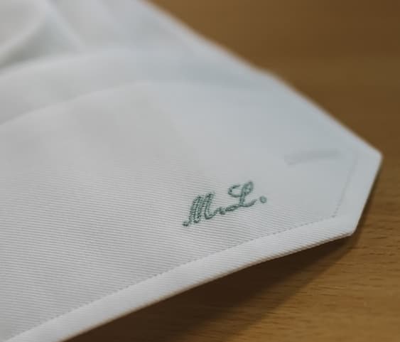 Vyšívaný monogram na košili